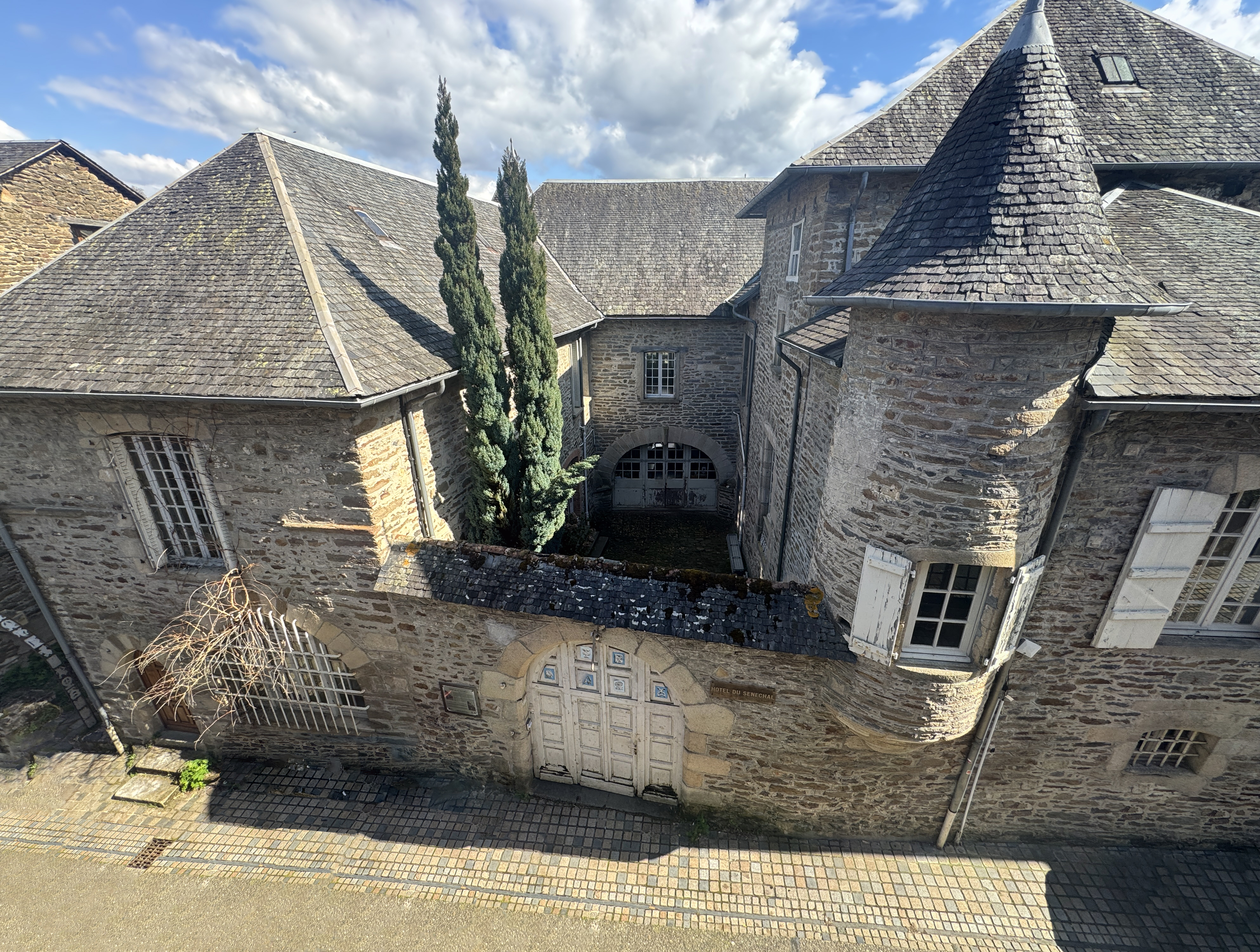 Façade de l'Hôtel du Sénéchal à Uzerche, bâtiment historique abritant La Calade